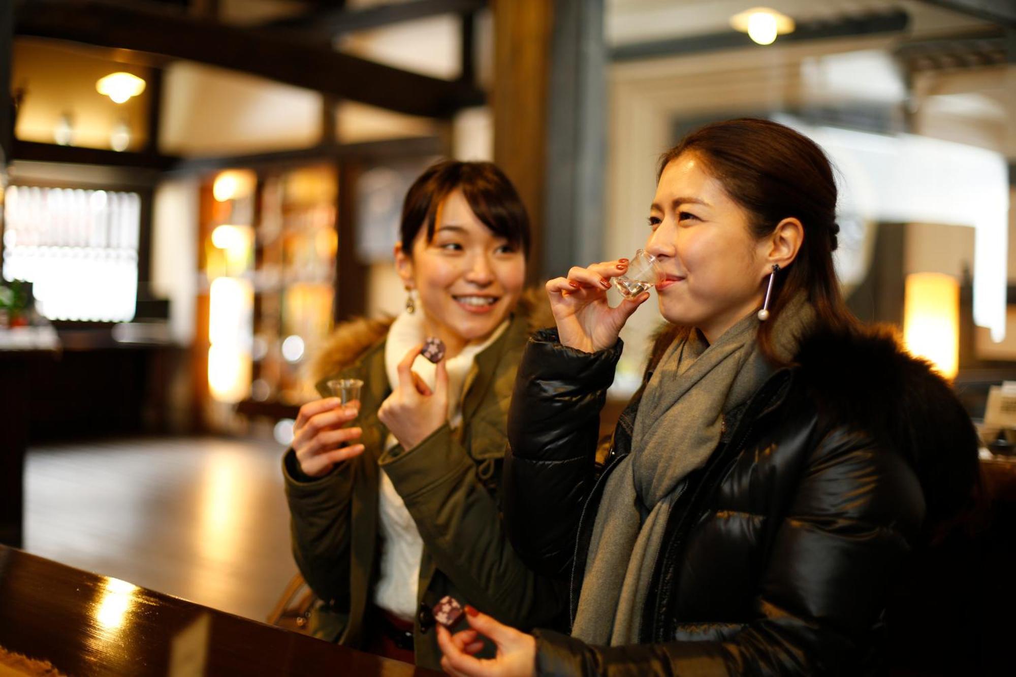 Hida Takayama Onsen Takayama Green Hotel - Keio Group Hotels - Exterior foto Two women drinking in a bar in Tokyo, Japan