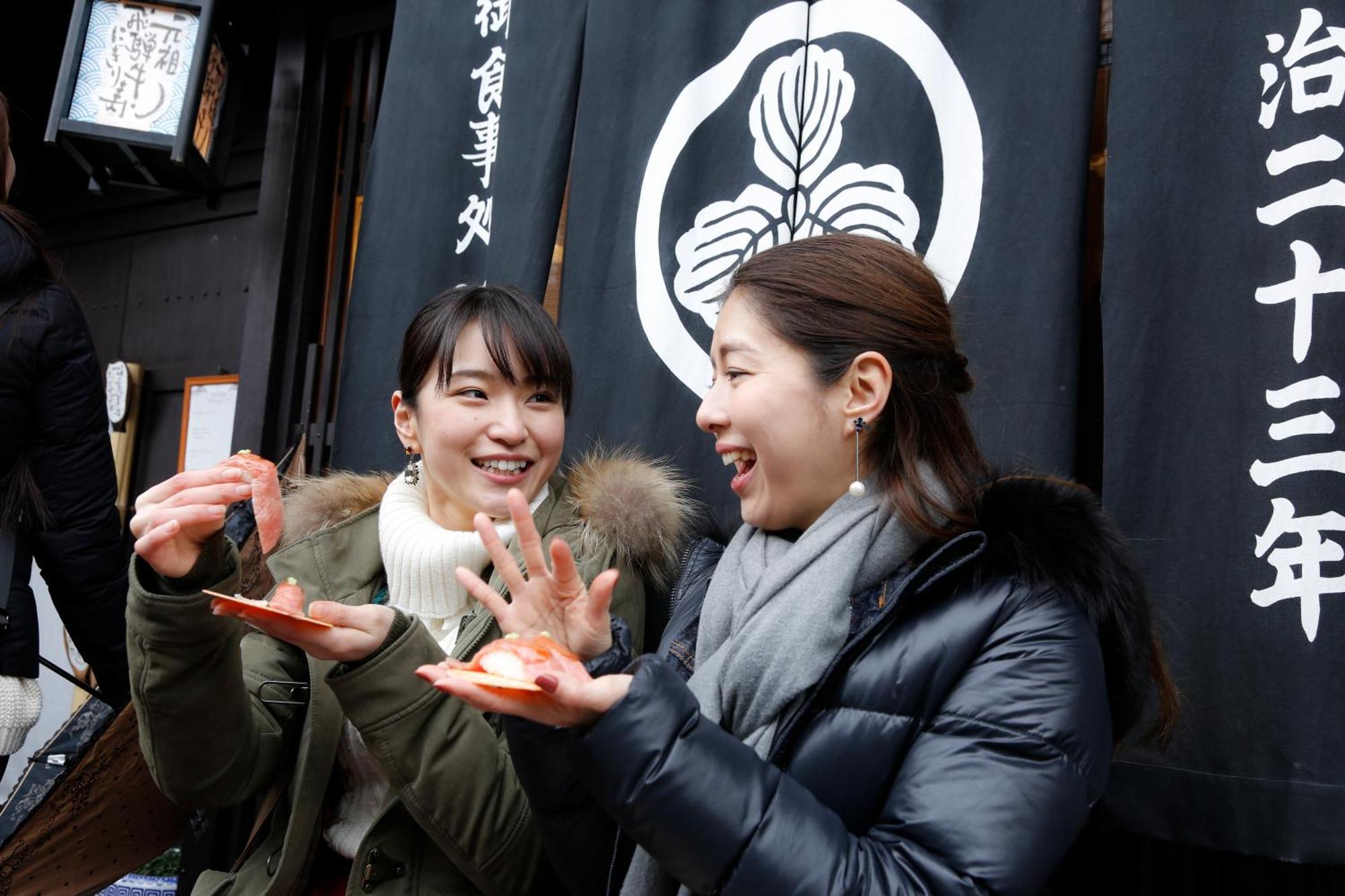 Hida Takayama Onsen Takayama Green Hotel - Keio Group Hotels - Exterior foto Two women playing hand games in Japan