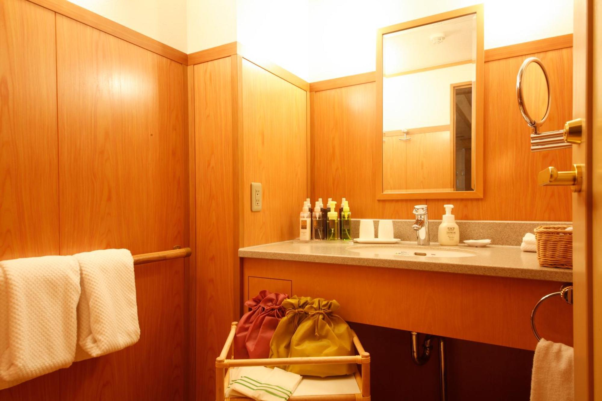 Hida Takayama Onsen Takayama Green Hotel - Keio Group Hotels - Exterior foto A yukata bag in a hotel bathroom